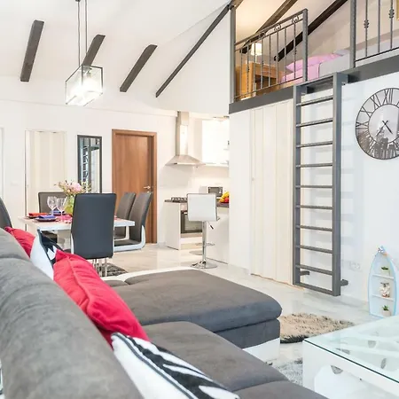 Tranquility And Nature In 4 Bedroom With Sea View