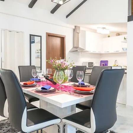 Tranquility And Nature In 4 Bedroom With Sea View דירה