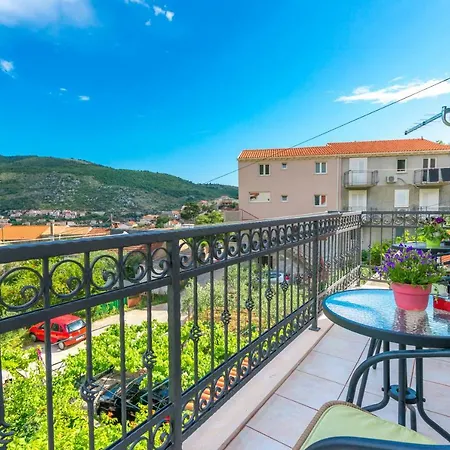 Tranquility And Nature In 4 Bedroom With Sea View Mokosica