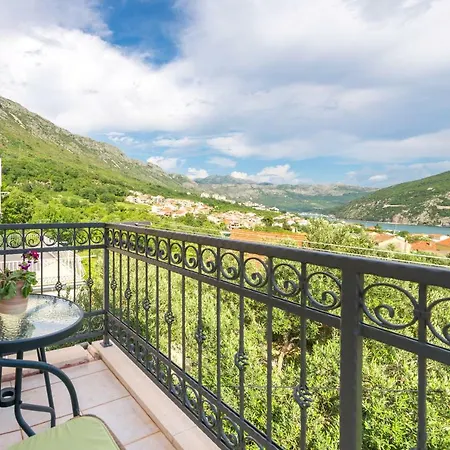 Tranquility And Nature In 4 Bedroom With Sea View Mokosica