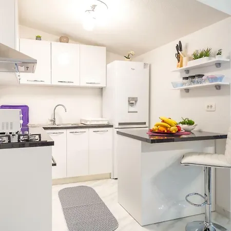 Tranquility And Nature In 4 Bedroom With Sea View *