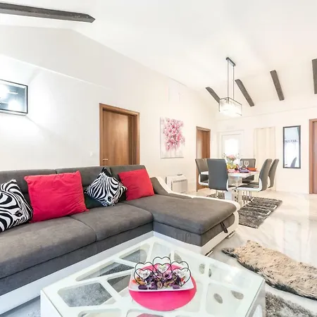 Tranquility And Nature In 4 Bedroom With Sea View