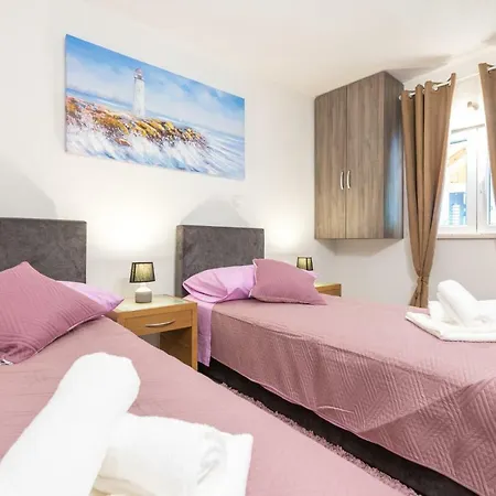 Tranquility And Nature In 4 Bedroom With Sea View Apartament Mokošica