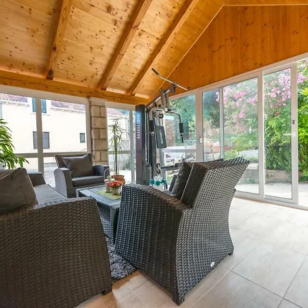 Tranquility And Nature In 4 Bedroom With Sea View Apartament