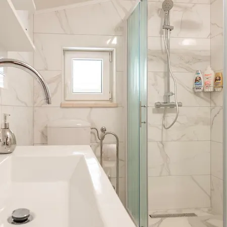 Tranquility And Nature In 4 Bedroom With Sea View Mokosica