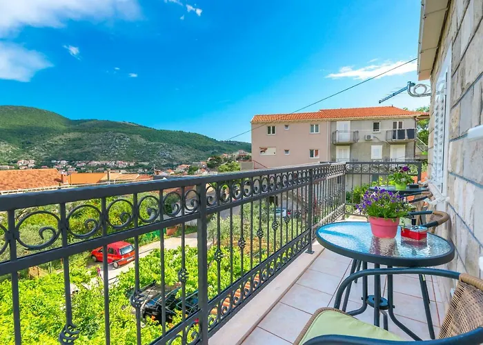 Tranquility And Nature In 4 Bedroom With Sea View Mokosica