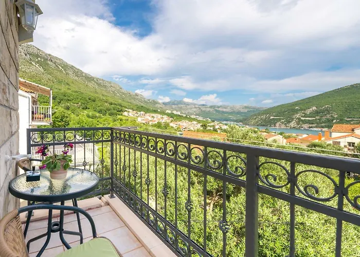 Tranquility And Nature In 4 Bedroom With Sea View Mokosica