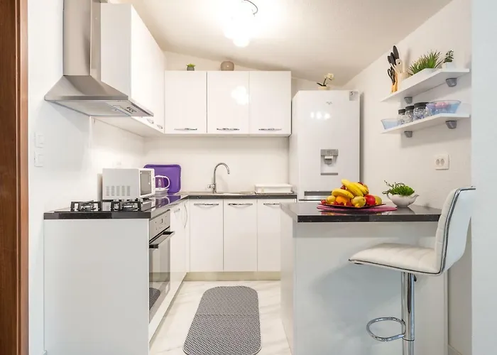 Tranquility And Nature In 4 Bedroom With Sea View Apartman