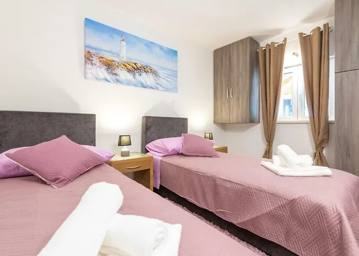 Tranquility And Nature In 4 Bedroom With Sea View Apartman Mokosica