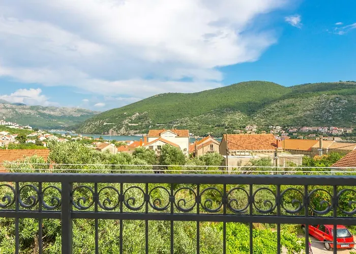 Tranquility And Nature In 4 Bedroom With Sea View Apartman