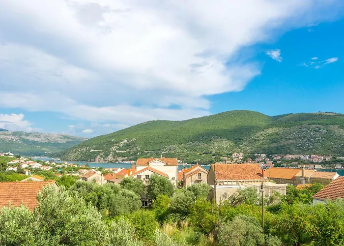 Tranquility And Nature In 4 Bedroom With Sea View Apartman Mokosica