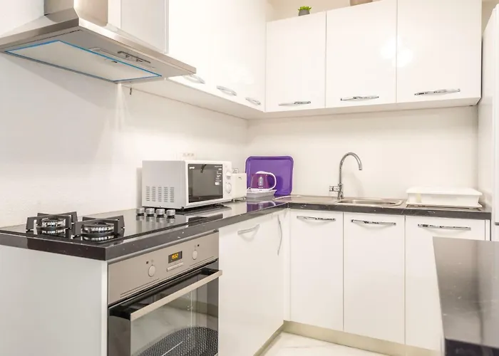 Tranquility And Nature In 4 Bedroom With Sea View Apartman Mokosica