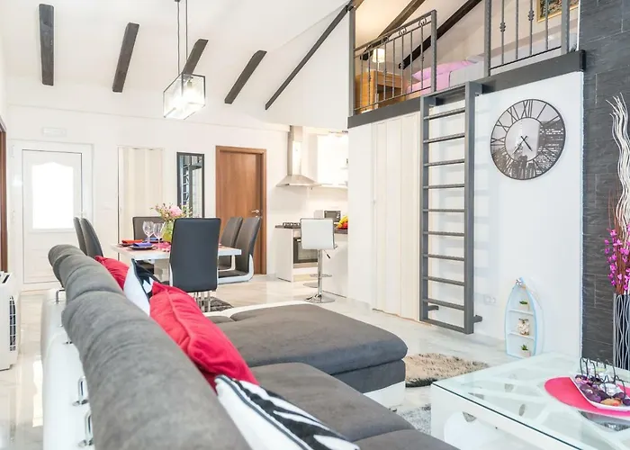 Tranquility And Nature In 4 Bedroom With Sea View