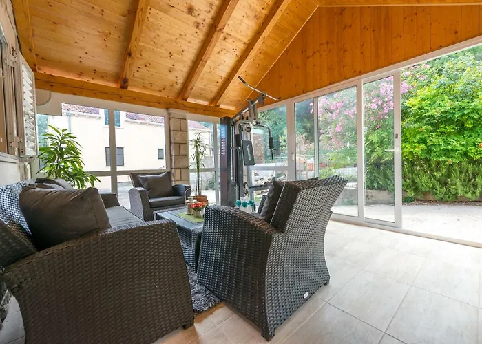 Tranquility And Nature In 4 Bedroom With Sea View Apartman