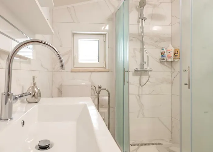Tranquility And Nature In 4 Bedroom With Sea View Mokosica